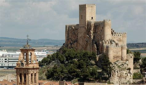 Il Trattato di Zamora: Un Ponte Tra Cristiani e Mori nel XII Secolo Spagnolo