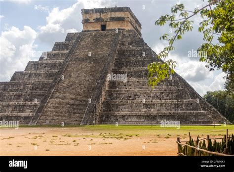 Il Grande Ricambio della Penisola dello Yucatan: Un Periodo di Profondi Cambiamenti Religiosi e Politici nella Mesoamerica del IX Secolo