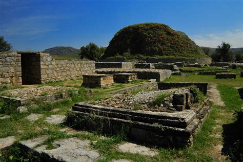 Il Sacco di Taxila: Un Incendio Urbante nell'Antico Regno Gandharano e le Sue Conseguenze per il Controllo Commerciale dell'Asia Centrale.